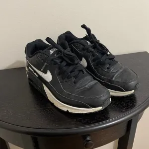 BIG KIDS' NIKE AIR MAX 90 CASUAL SHOES SIZE 6 WOMANS 7.5 BLACK WHITE