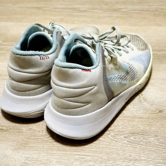 Boys Size 5Y Youth Nike Kyrie Flytrap 5, 1 World 1 People Shoes