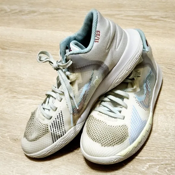 Boys Size 5Y Youth Nike Kyrie Flytrap 5, 1 World 1 People Shoes