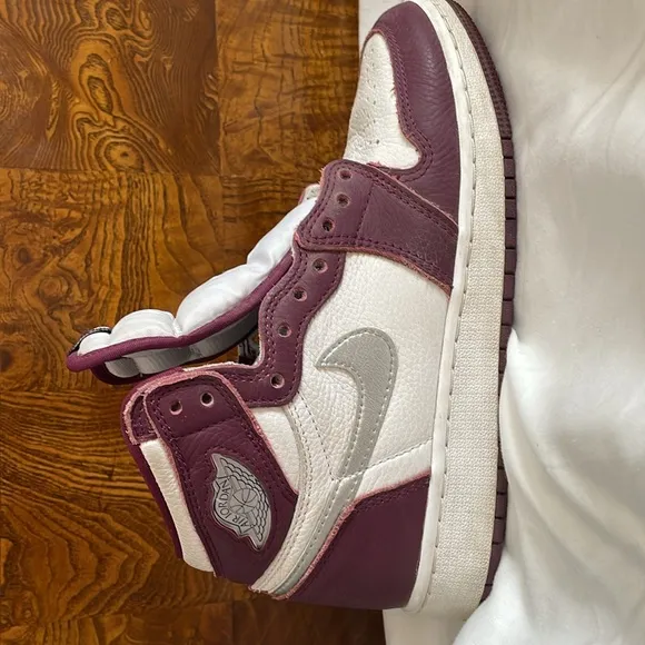 I’m selling Jordan 1, maroon shoes size 5Y