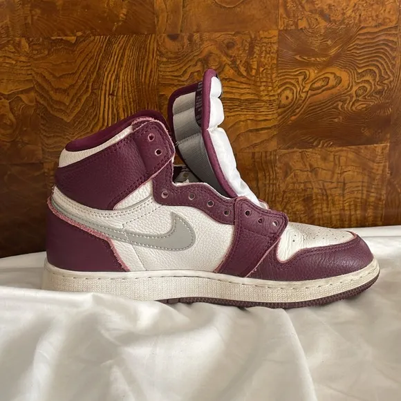 I’m selling Jordan 1, maroon shoes size 5Y