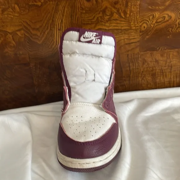 I’m selling Jordan 1, maroon shoes size 5Y