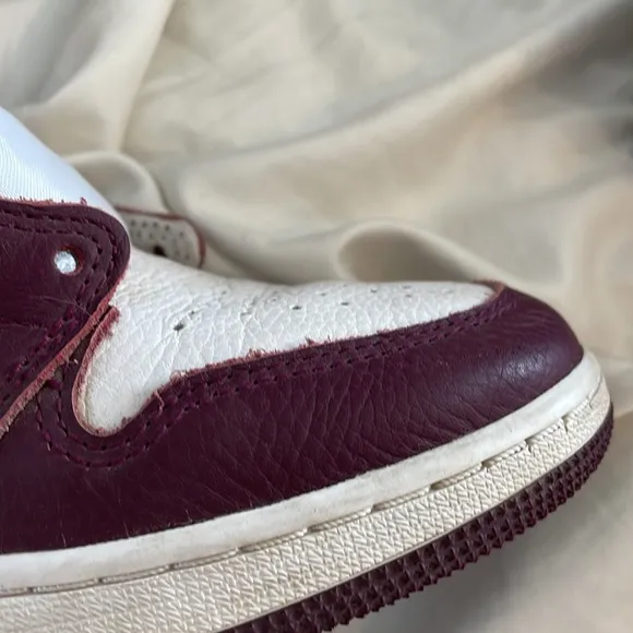 I’m selling Jordan 1, maroon shoes size 5Y