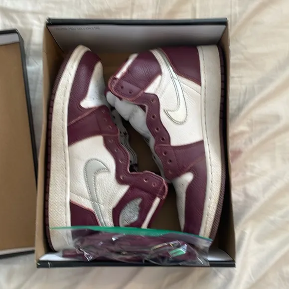 I’m selling Jordan 1, maroon shoes size 5Y