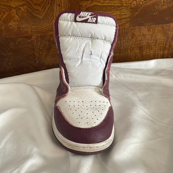 I’m selling Jordan 1, maroon shoes size 5Y