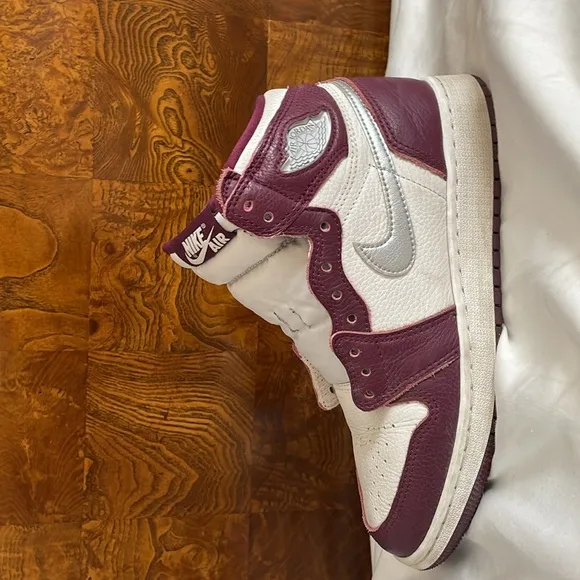 I’m selling Jordan 1, maroon shoes size 5Y