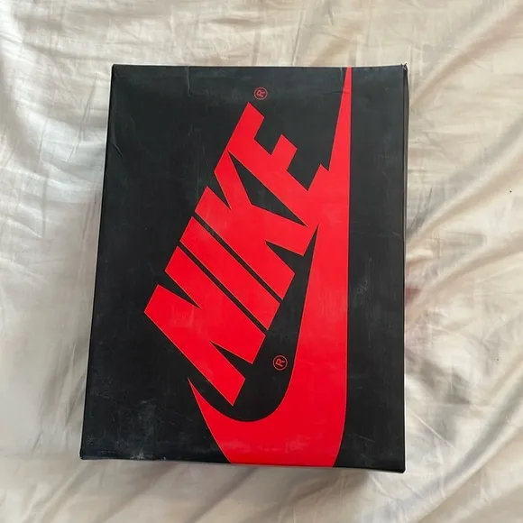I’m selling Jordan 1, maroon shoes size 5Y