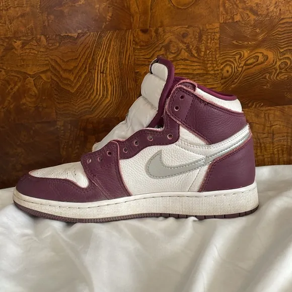 I’m selling Jordan 1, maroon shoes size 5Y