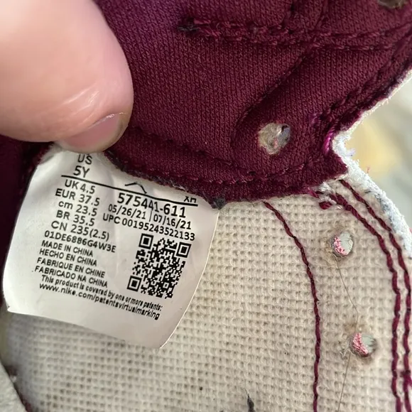I’m selling Jordan 1, maroon shoes size 5Y