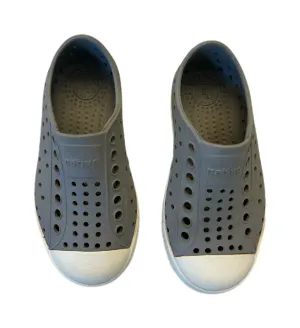Native shoes size c9