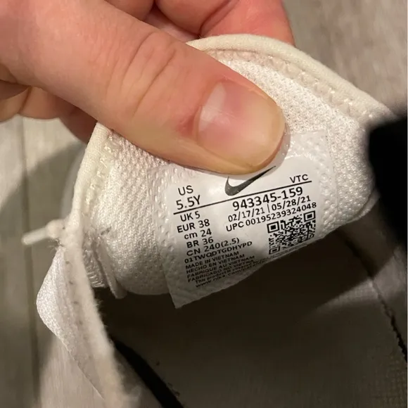 Preowned Nike Air 27C Shoes size 5.5 Youth (size 7 in women’s)