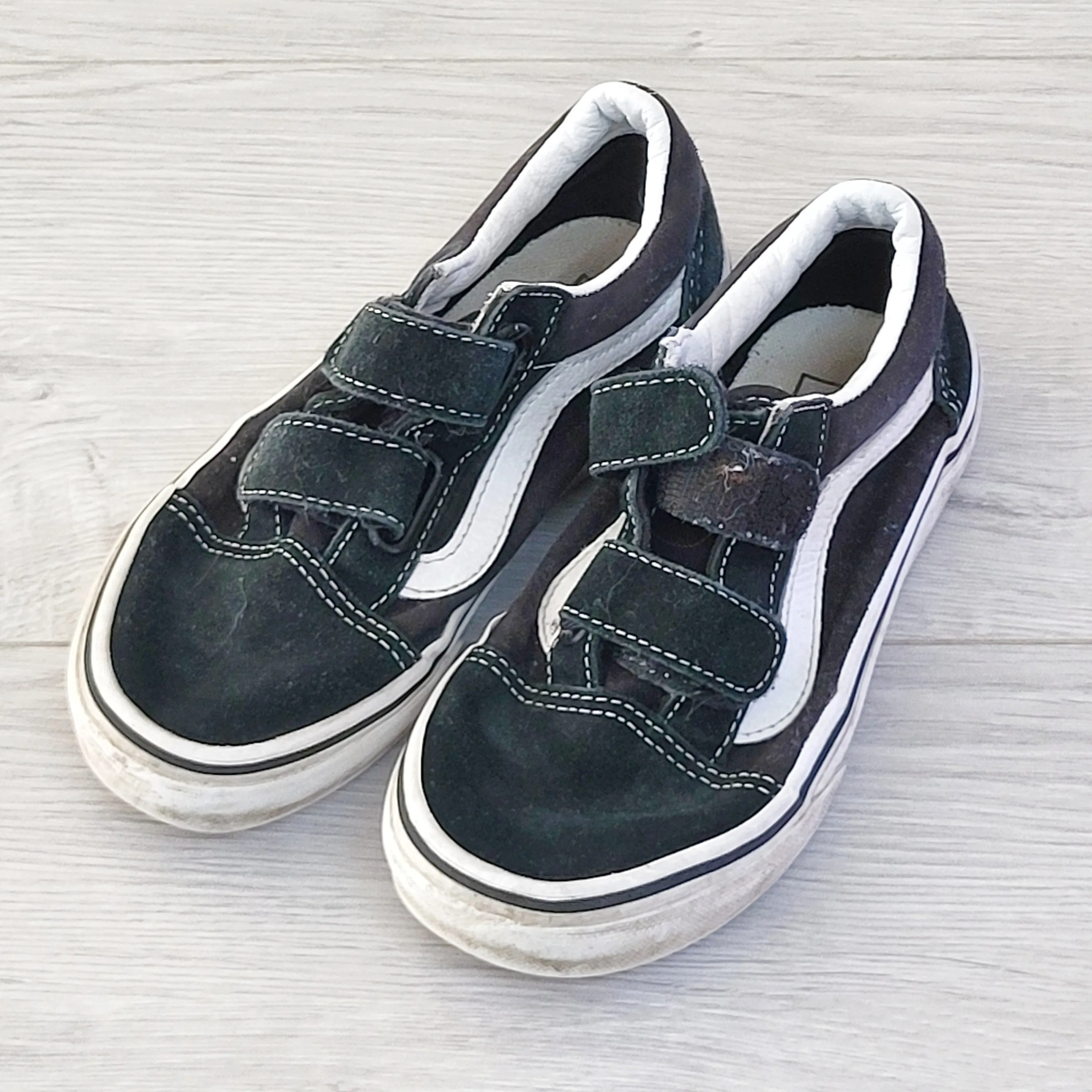 TBOW1 - Vans black and white suede shoes. Youth size 1
