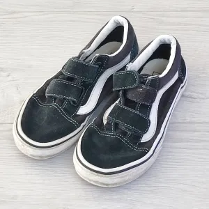 TBOW1 - Vans black and white suede shoes. Youth size 1
