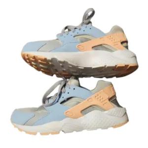 Youth NIKE huarache shoes size 6.5Y