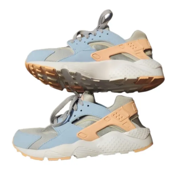 Youth NIKE huarache shoes size 6.5Y